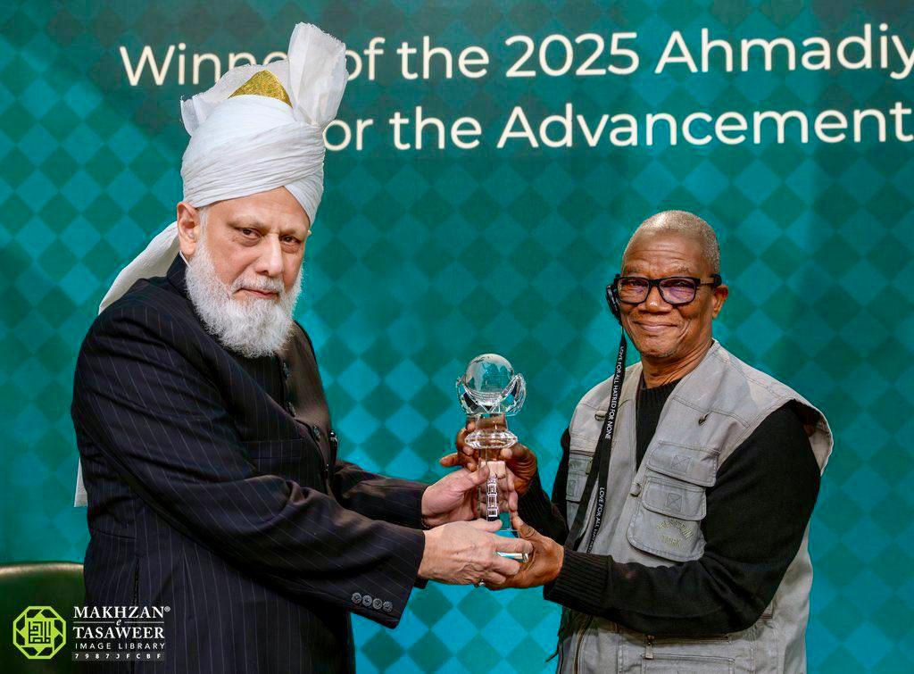 Grégoire Ahongbonon receives the Ahmadiyya International Peace Prize in London